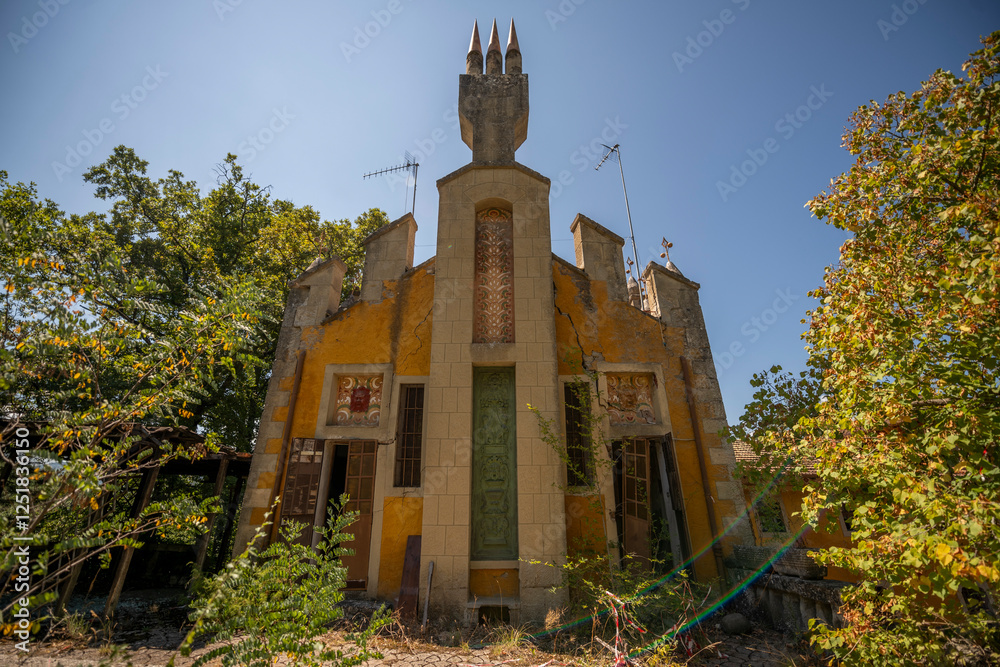 Obraz premium Old Abandoned Historic Villa of an Artist in Northern Italy