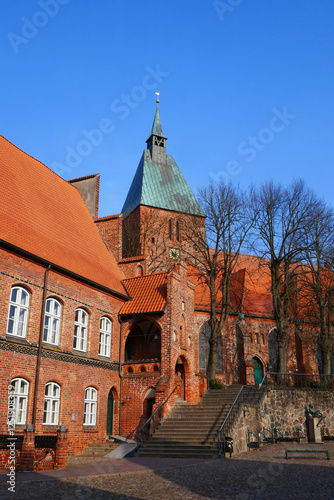 St. Nicolai Kirche und altes Rathaus der Stadt Mölln photo