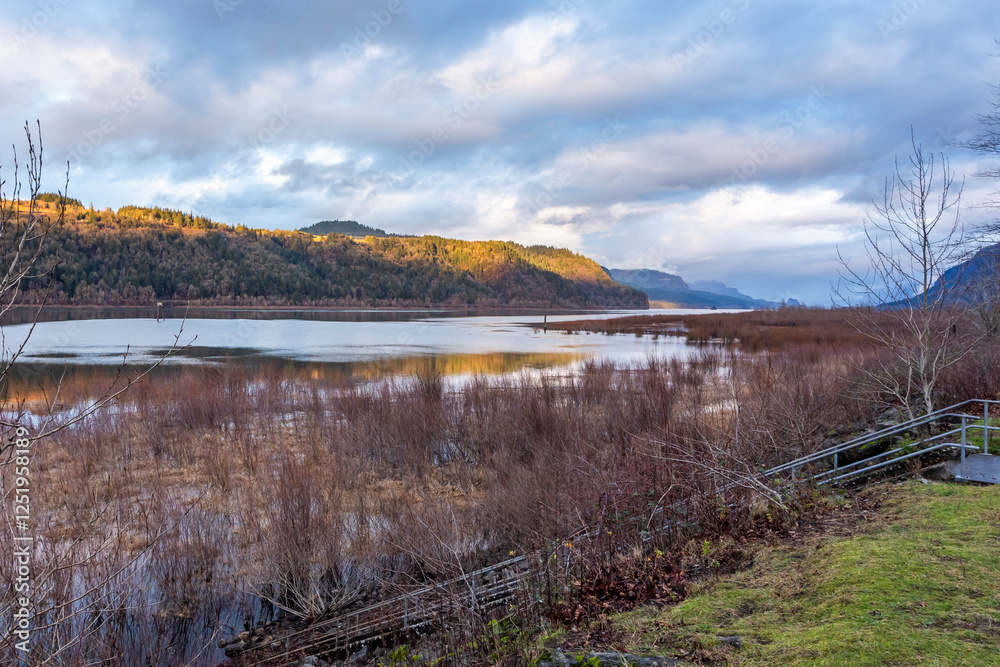 Obraz premium Columbia River in Oregon in twilight