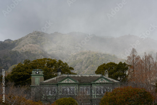 雪雲で霞む六甲山を背景に異人館　神戸で撮影