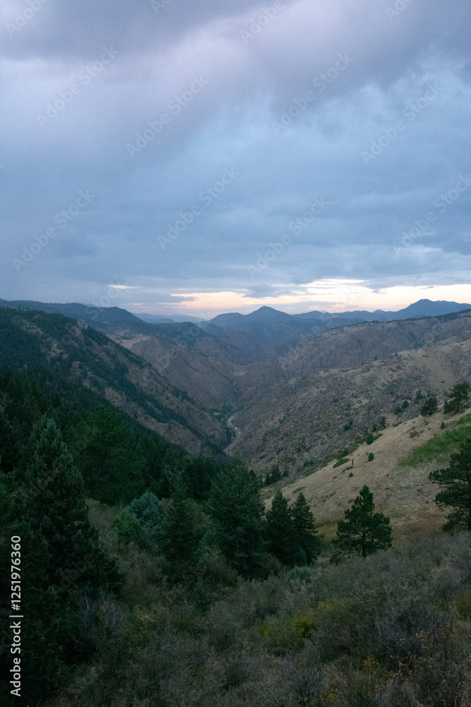 Obraz premium Road Cutting Between the Mountains