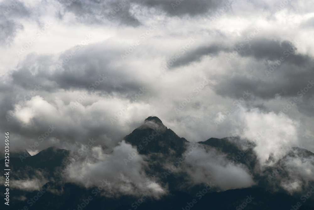 Gewitter- und Nebelwolken über einem Gipfel der Allgäuer Alpen Gewitter- und Nebelwolken über einem Gipfel der Allgäuer Alpen