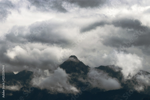 Foto Gewitter- und Nebelwolken über einem Gipfel der Allgäuer Alpen