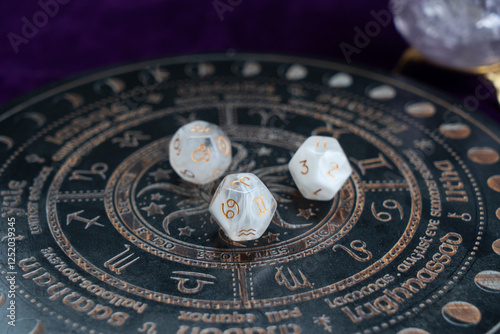 Foto Horoscope zodiac circle with divination dice