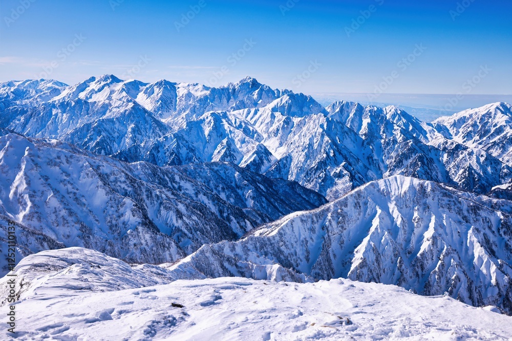 Obraz premium 冠雪の北アルプスの剱岳