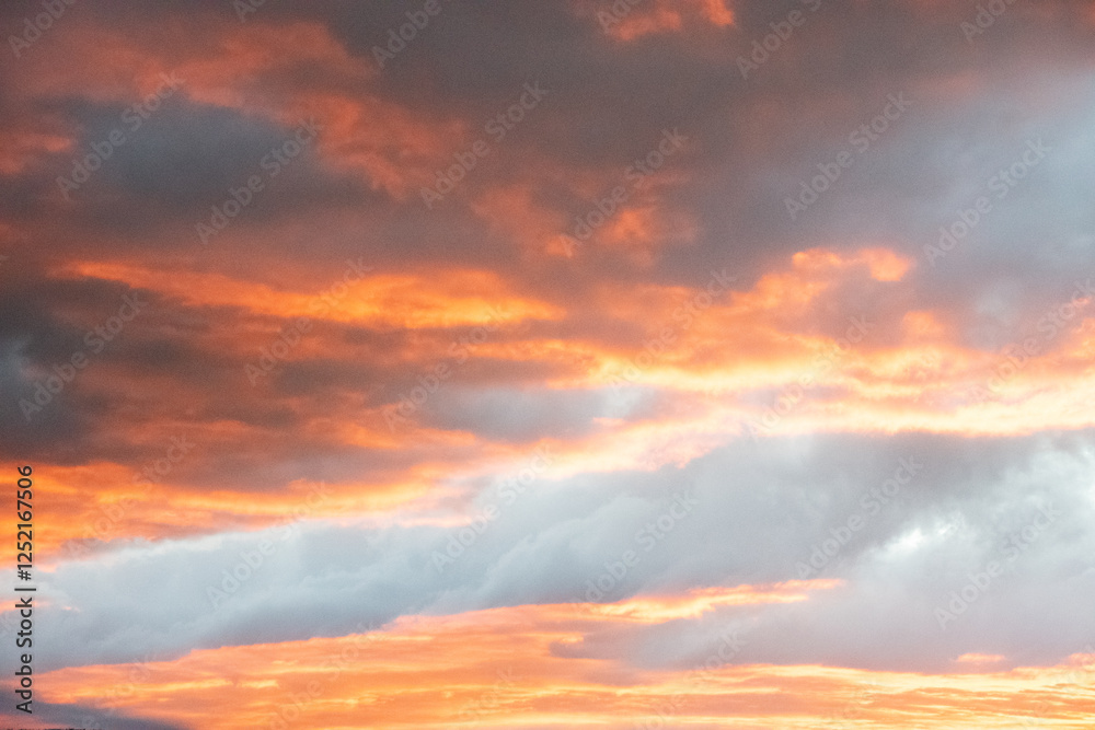 Obraz premium Orange Skies at Sunset Over The Rocky Mountains