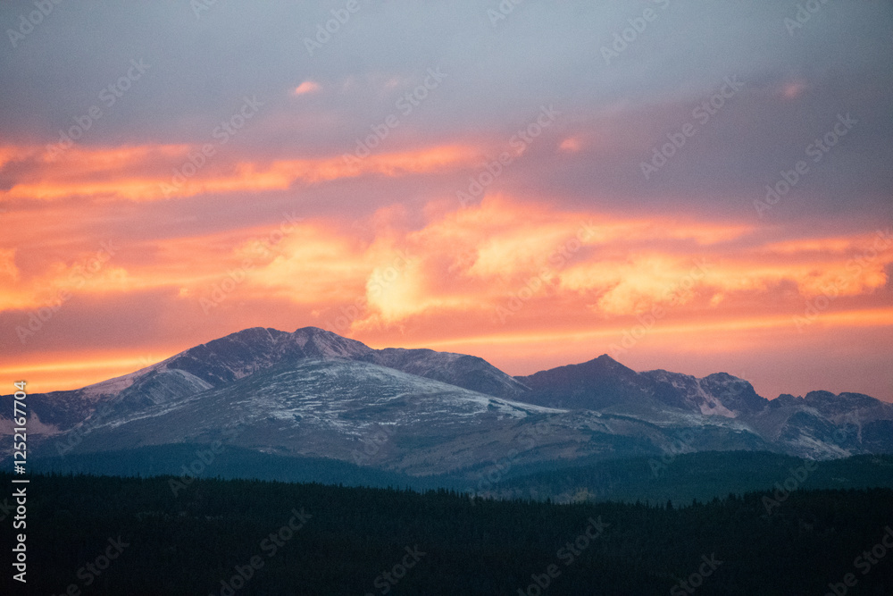 Obraz premium Orange Skies at Sunset Over The Rocky Mountains