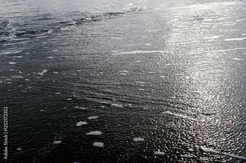 広大な砂浜の先に延々と広がる太平洋。波が絶え間なく打ち寄せ、そして引いていく。決して留まることは無い。音を立てて寄せる波。そして音もなく砂浜を滑るように押し寄せて来る波。小さな泡を砂浜の上に残していく。太陽の光が眩しいほどに波を輝かせる。誰も居ない海。静寂な時が流れていく。のどかな風景。時が経つのも忘れて私はいつまでもこの景色を眺めていた。