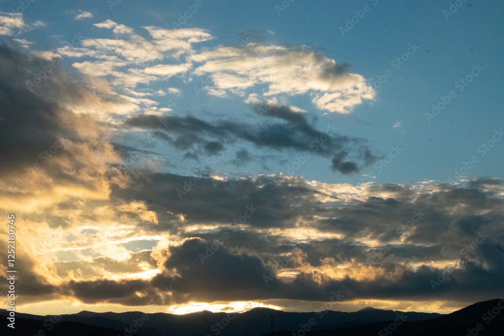 Obraz premium Glowing Clouds at Sunset Over Rocky Mountains