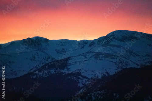 Schilderij op canvas Lingering Light Over the Rocky Mountains