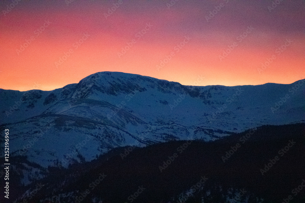 Fototapeta premium Lingering Light Over the Rocky Mountains