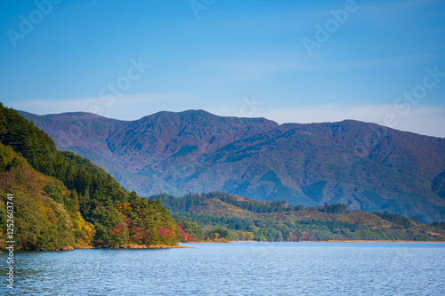 秋田県の美しい湖、秋の田沢湖の風景 photo