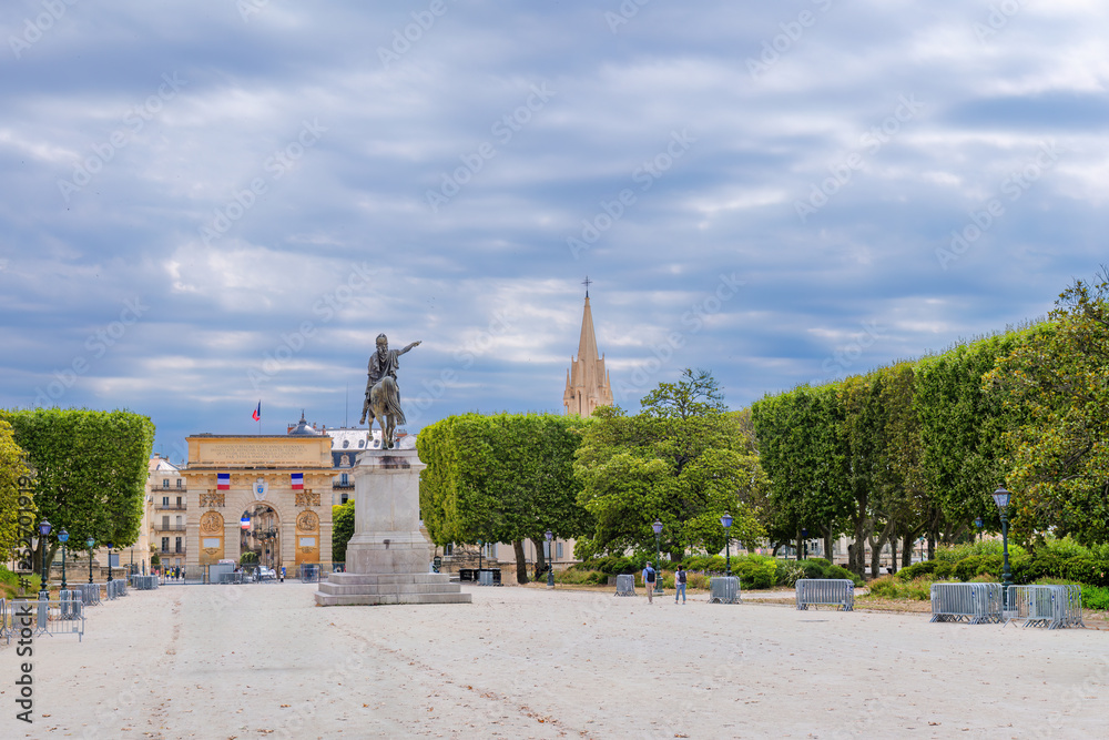 Arc de Triomphe in Montpellier and statue of Louis XIV