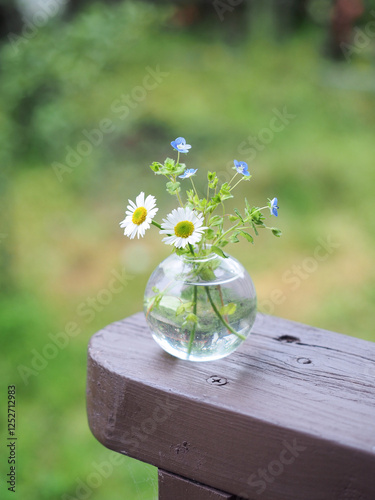 野の花を生けたかわいいフラワーアレンジメント