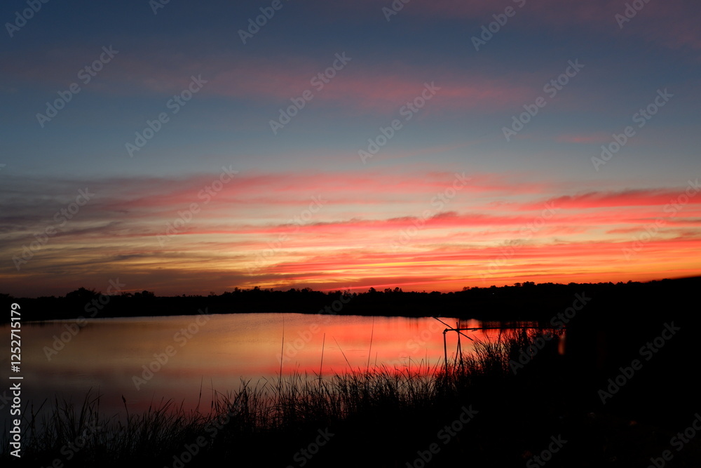 Obraz premium sunset over the lake