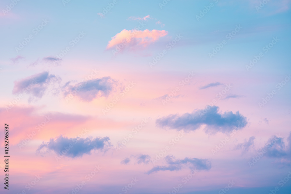 Obraz premium Tranquil Sky with Pastel Clouds at Sunset