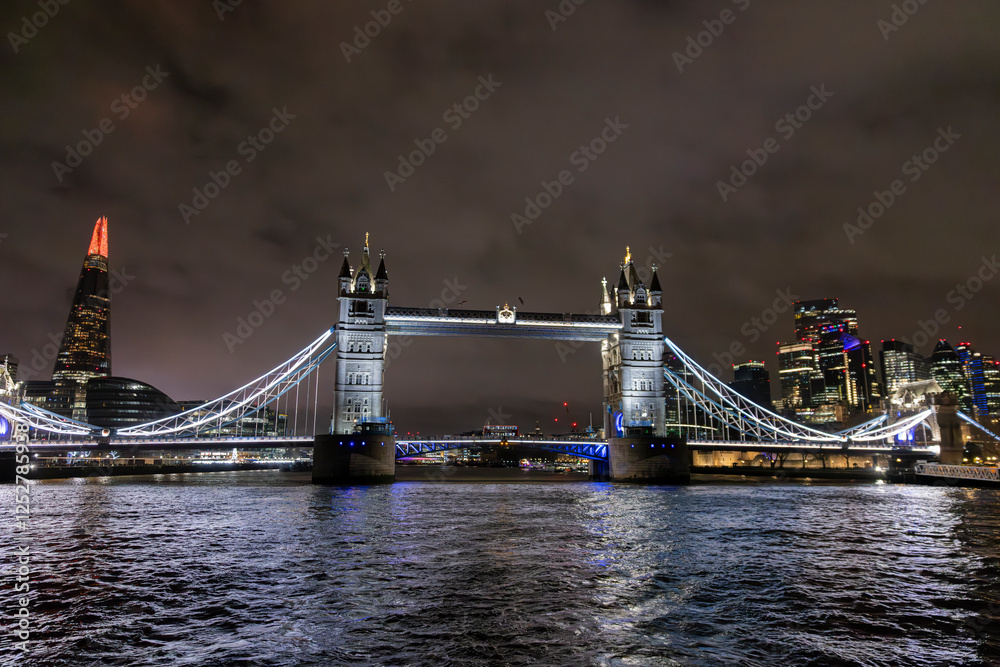 Obraz premium tower bridge at night