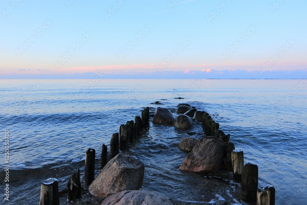 Buhne am Meer.