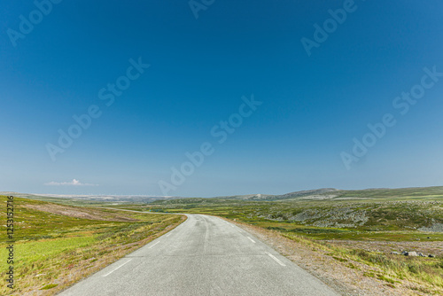 Fylkesvei Fv890 im Norden Norwegens in Sørvanger Halbinsel