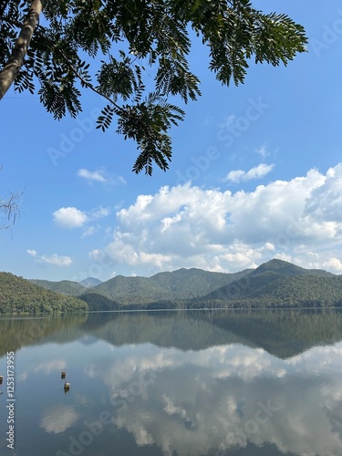 Foto lake and mountains