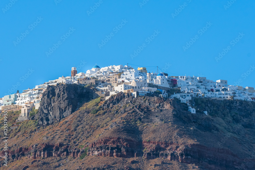 Naklejka premium Maisons blanches de la ville de Fira à Santorin depuis la Caldeira. île des Cyclades, Grèce.