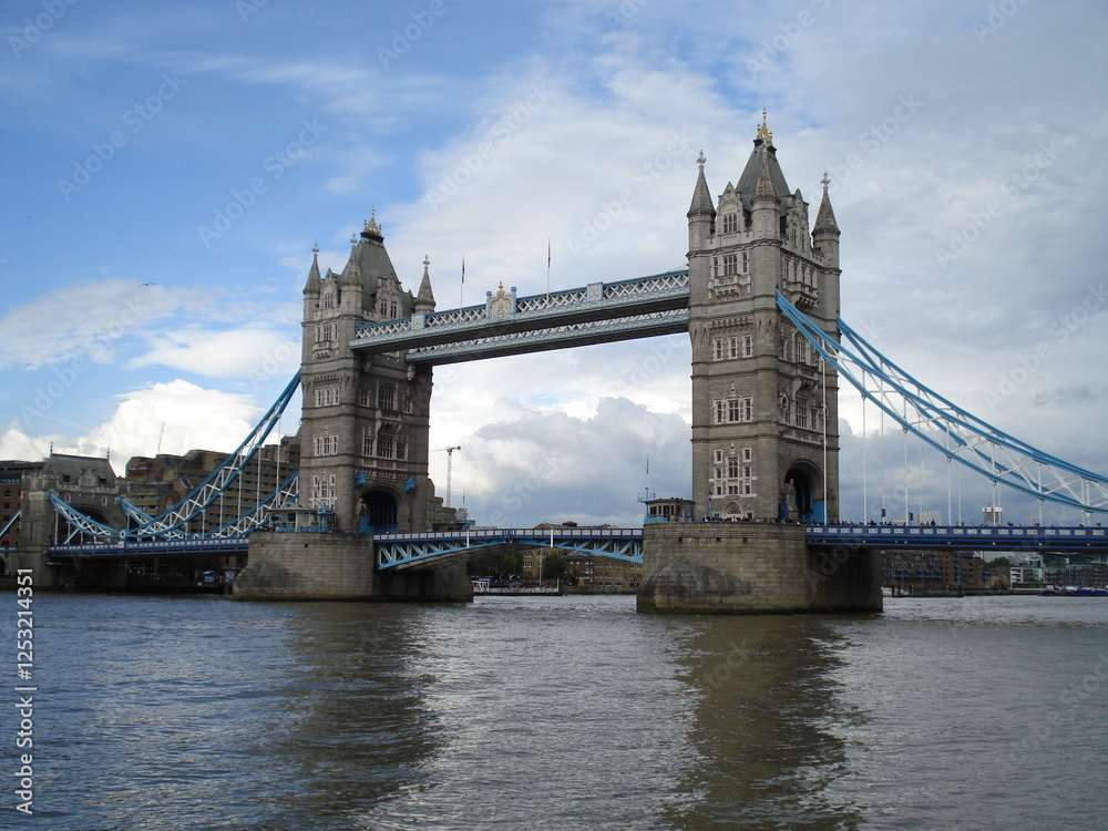 Fototapeta premium Vista del puente de Londres sobre el río Támesis