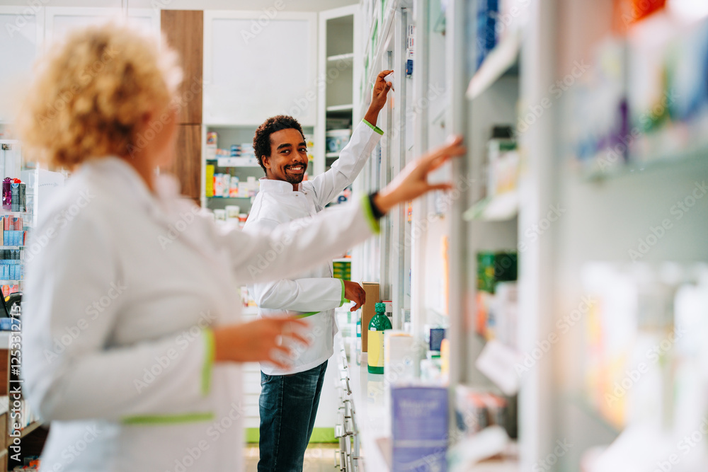 Obraz premium Coworkers doing inventory in pharmacy.