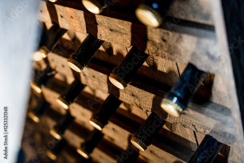 Fotografía Gros plan sur le stockage des bouteilles de vins dans la cave d'une maison de champagne