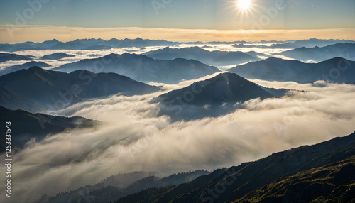 Le spectacle des montagnes dans la brume matinale photo