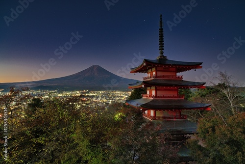 富士吉田の忠霊塔　夜景