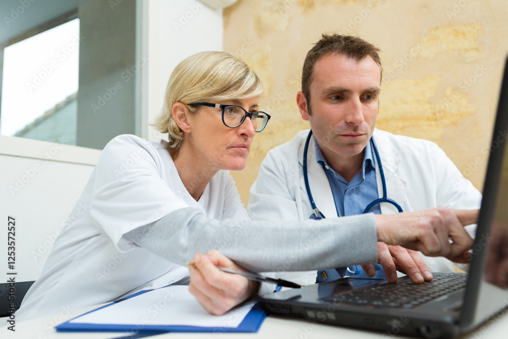 Obraz premium doctors working at his laptop