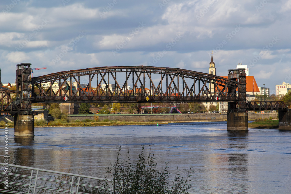 Detail einer ehemaligen Hubbrücke über die Elbe. Eisenbahnbrücke die hochgehoben wurde bei Schifffahrt. Detail einer ehemaligen Hubbrücke über die Elbe. Eisenbahnbrücke die hochgehoben wurde bei Schifffahrt.