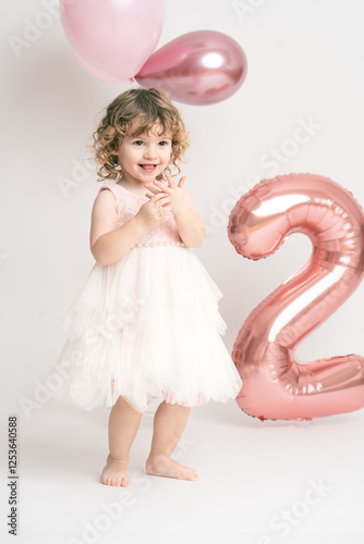 Kind Mädchen 2 Jahre feiert ihren Geburtstag mit Ballons, weißer Hintergrund isoliert im Studio Var. 3