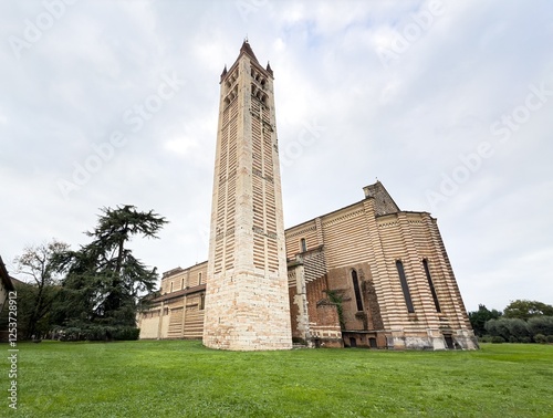 Obraz na płótnie Rear view of Basilica di San Zeno Maggiore church with tower in Verona w salonie