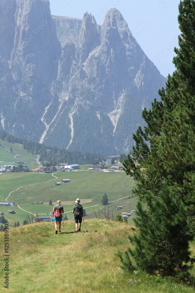 Couple en randonnée dans les Dolomites Couple en randonnée dans les Dolomites