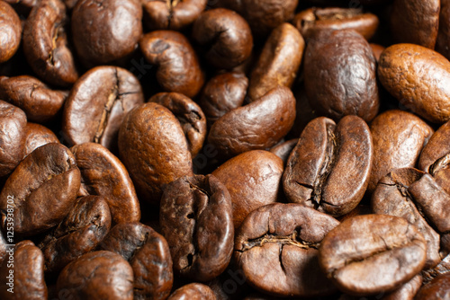Photos Decaffeinated coffee beans roasted close up