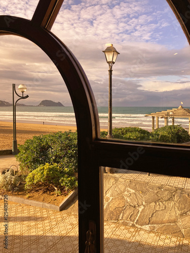 Canvas-taulu getaria ratón vista desde una ventana de zarautz atardecer país vasco IMG_9904-a