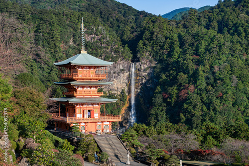 Obraz na płótnie Three-storied pagoda with Nachi Falls in the background, Wakayama Prefecture, Japan w salonie