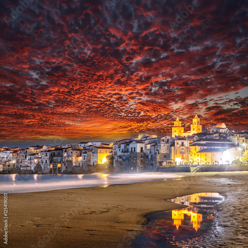 Obraz na płótnie Dramatic evening cityscape of Cefalu city. Popular travel destination of Mediterranean sea. w salonie