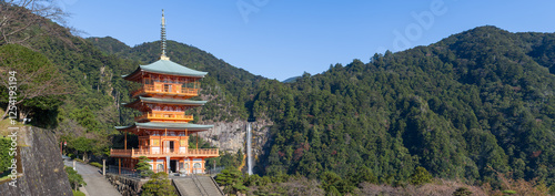 Tableau sur toile Pagoda with Nachi Falls in the background, Wakayama Prefecture, Japan
