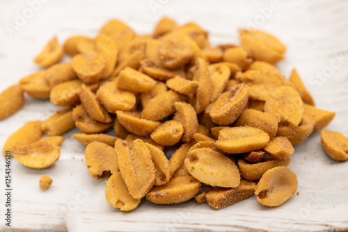 Obraz na płótnie Roasted peanuts with red chili pepper w salonie