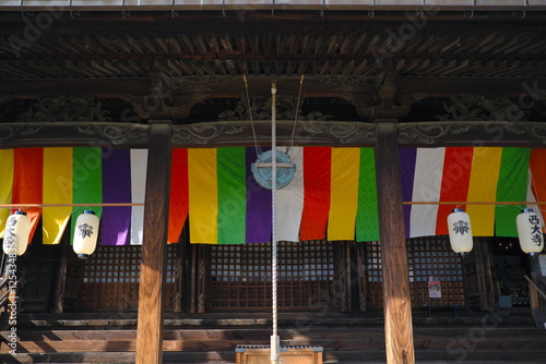 西大寺本堂の賽銭箱と鰐口 photo