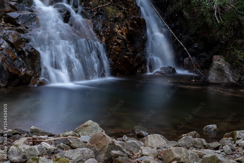 Fototapeta premium 美しい滝のある風景