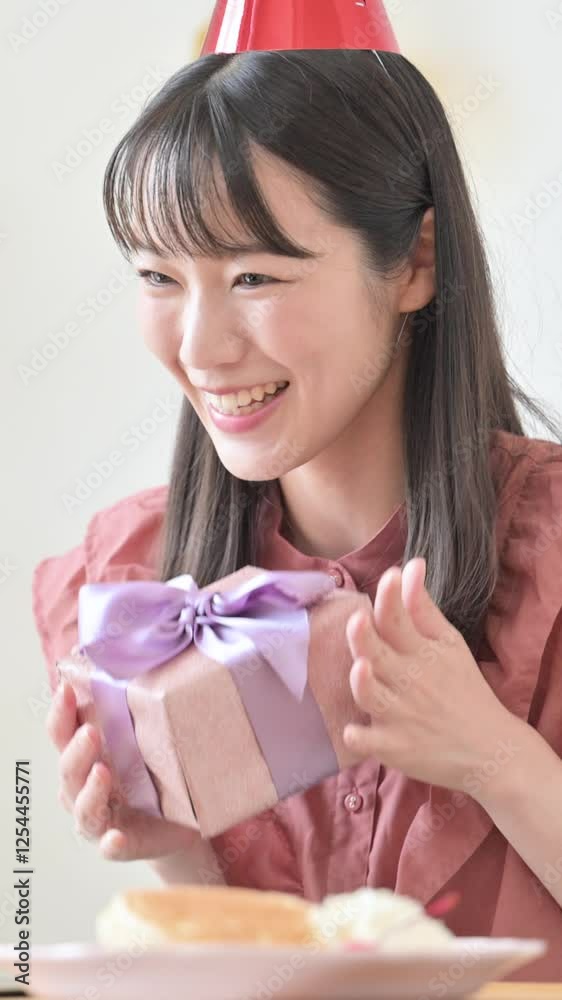 撮影する動画配信者(インフルエンサーやライバー)のイメージの縦動画 かわいい若い女性がカメラに向けてプレゼントありがとう~と喜ぶ 撮影する動画配信者(インフルエンサーやライバー)のイメージの縦動画 かわいい若い女性がカメラに向けてプレゼントありがとう~と喜ぶ