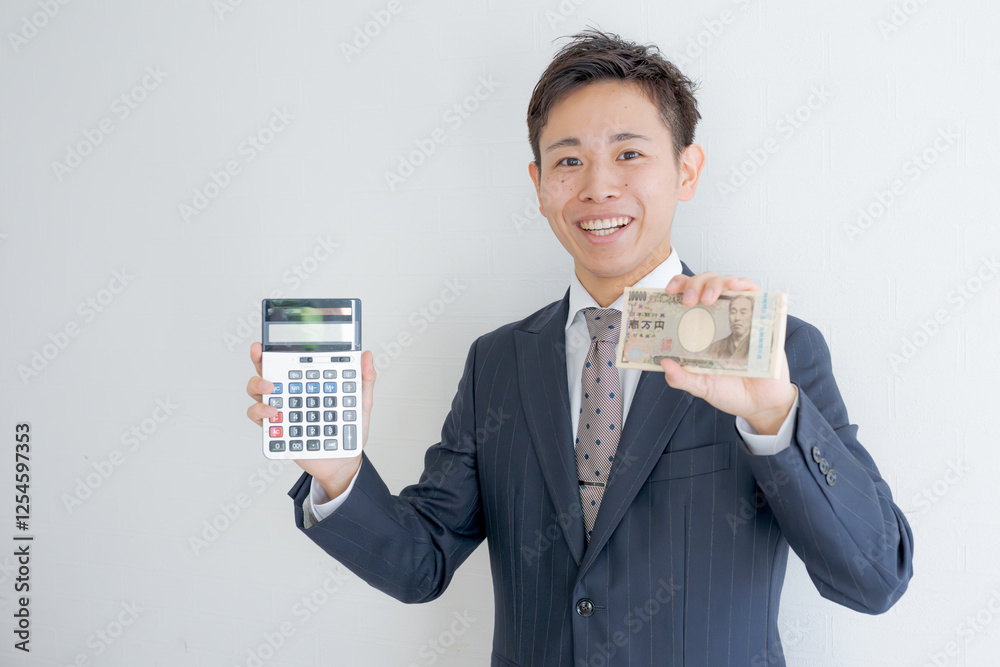 電卓とお金を持つビジネスマン
