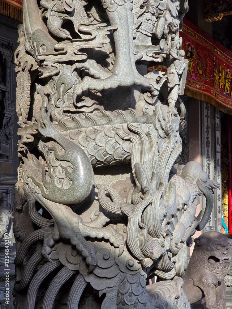 Naklejka premium Stone Carved Dragon Pillar in Taiwan Temple