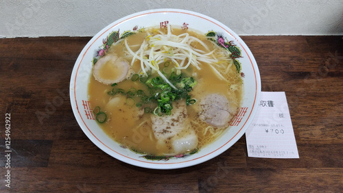 広島の中華そば陽気の醤油豚骨ラーメン