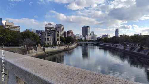 日本　広島県広島市 平和記念公園 相生橋から眺める原爆ドーム　写真