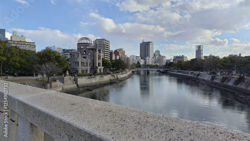 日本　広島県広島市 平和記念公園 相生橋から眺める原爆ドーム　写真
Atomic Bomb Dome seen from Aioi Bridge, Peace Memorial Park, Hiroshima City, Hiroshima Prefecture, Japan Photo photo