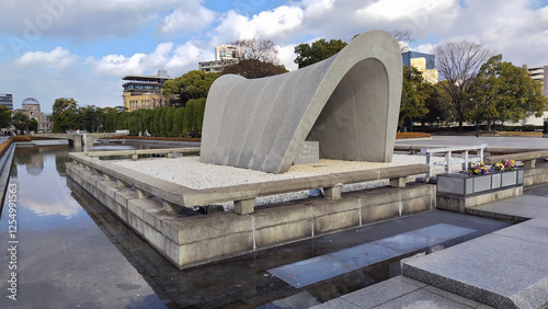 日本　広島県広島市 平和記念公園 広島平和都市記念碑 平和の灯 原爆ドーム 斜めからの写真